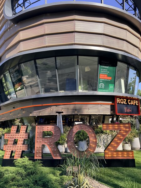Roz Cafe Bistro Pipera angajeaza personal vase/curatenie.