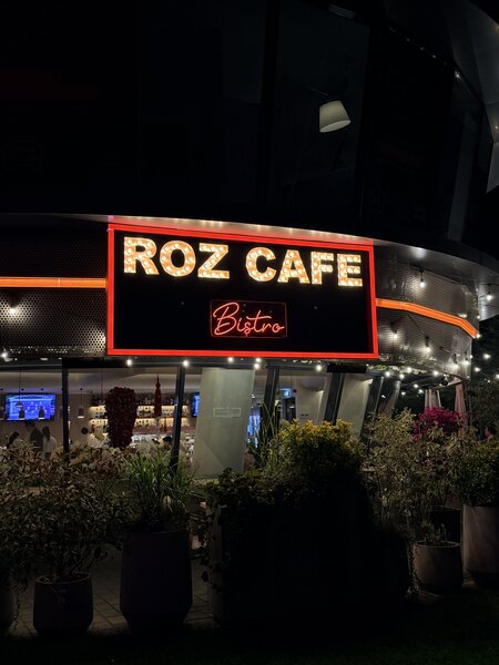Roz Cafe Bistro Pipera angajeaza personal vase/curatenie.